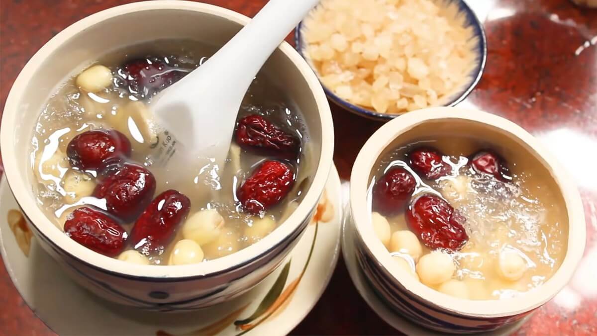 Thời điểm sử dụng yến sào tốt nhất là buổi tối trước khi đi ngủ và buổi sáng sau khi thức dậy